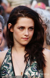 组图：暮光女戛纳走秀罩杯小难撑深V