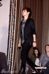 组图：SHINee抵台会粉丝 记者会破冰雕庆功