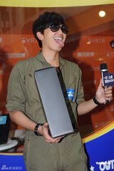 组图：小鬼瑶瑶邓伊玲出席《台星潮物show开幕礼》 