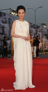组图：蒋勤勤一身白色长裙亮相长春电影节红毯