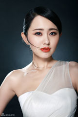 组图：孙耀琦白裙写真 红唇靓妆小露性感