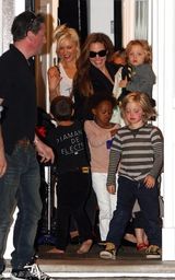 组图：朱莉和斯蒂芬妮星妈聚会 明星宝宝扎堆