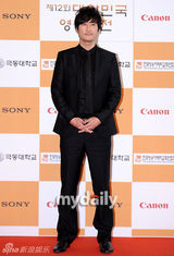 组图：韩星申世京申贤俊金慧秀获最上镜艺人奖