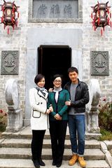 组图：胡歌闫妮亲密剧照曝光 贴面牵手秀恩爱