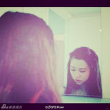 组图：好声音萌妹曝性感照 叼烟狂野秀乳沟