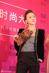 组图：贾青时尚盛典剑走偏锋 酷帅亮相闪耀红毯