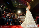 组图：女星赵汝珍白裙温婉亮相釜山红毯