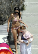 组图：杰西卡-阿尔芭比基尼戏水与两爱女亲子乐