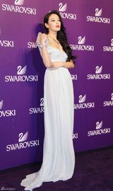 组图：张雨绮长裙亮相珠宝活动 香肩微露妩媚优雅