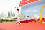 组图：陈奕迅亲子活动现场翻筋斗 大展鬼马本色 