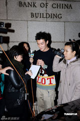 幻灯图：陈冠希跨年之际心情好 休闲装便现身街头