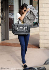 组图：赛琳娜出街围巾挡镜 全程沉默避谈比伯