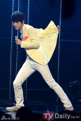 组图：韩女团不顾禁令着暴露舞台装献热舞