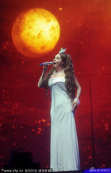 组图：莎拉布莱曼广州开唱 光影打造浩瀚宇宙