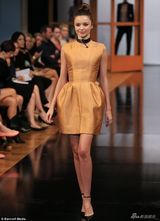 组图：米兰达-可儿悉尼T台秀 镂空皮装性感冶艳