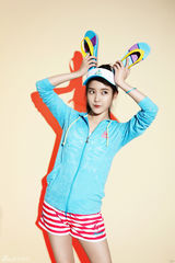 高清图：韩星IU热裤秀美腿 嘟嘴变灵动兔女郎