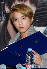 组图：韩团CNBLUE开签名会 郑容和金发引关注