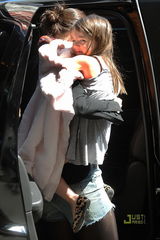 幻灯图：阿汤嫂穿黑丝抱女儿 可爱苏瑞有如小公主