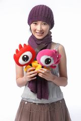 高清图：吴越推拜年写真 喜庆知性显传统女人味