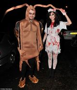 组图：众星亮相万圣节派对 凯特-摩斯白面红唇诡异