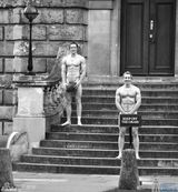 组图：牛津橄榄球俱乐部学生百年校舍内全裸