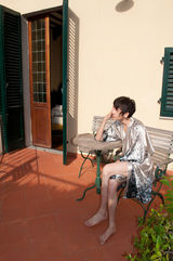 组图：余硕国外拍写真 丝绸睡衣入镜