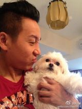 台歌手李立崴微博生前照 爱萌犬自侃酷似梁家辉