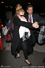 组图：阿黛尔产后素颜亮相 拿毯子遮儿子防偷拍