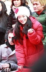 幻灯图：霍思燕亮相寒冬闹市 红衣绒帽甜美可爱