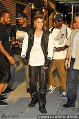 组图：贾斯汀亮相曼哈顿欣然与粉丝们合影