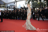 组图：超模海蒂戛纳走秀礼服露背身材高挑