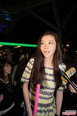 组图：熊黛林助阵郭富城 手持荧光棒当粉丝