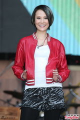 组图：杨乃文热天披皮衣开唱 视情况现场脱衣