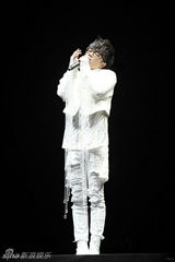 组图：快男华晨宇水晶礼服化身冰雪王子