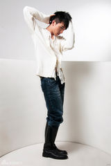 组图：许诺帅气服装大片展型男魅力