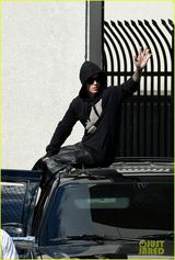 组图：比伯被保释出狱做车顶向粉丝挥手