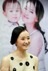 幻灯图：王艳新书签售 谈儿子一半天使一半魔鬼 