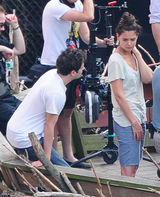 组图：前阿汤嫂凯蒂片场激吻男友 展露真性情