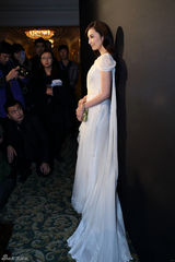 组图：吴佩慈蕾丝长裙染仙味 蛇形珠宝爱不释手