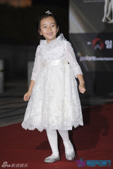 组图：童星葛素媛亮相大钟红毯 豁牙开心笑