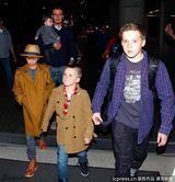 组图：贝克汉姆抱女儿亮相 公子团大衣扮酷