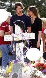 组图：贝尔携妻悼念《蝙蝠侠》受难者