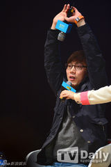 组图：Apink关注青少年健康助阵Talk Concert