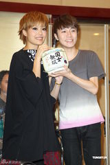 组图：容祖儿为个唱练团 青峰探班一脸睡意