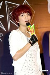 幻灯组图：S.H.E获世博门票 扮女超人澄清单飞传言