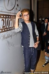 组图：胡歌黄发亮相陈龙婚礼 与嘉宾合影表情逗趣