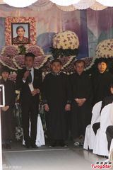 组图：胡瓜母亲告别式 张菲高凌风现身哀悼