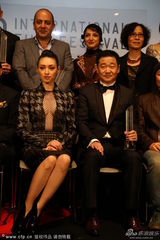 组图：形象大使栗山千明穿开胸裙网格秀性感