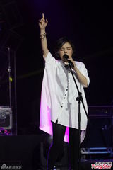 组图：刘思涵白衬衫酷帅开唱 回娘家谢粉丝