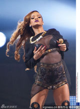 组图：蕾哈娜薄纱诱惑上下其手自摸High翻